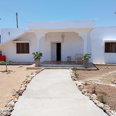 Red Land House Bed & Breakfast Watamu Exterior photo