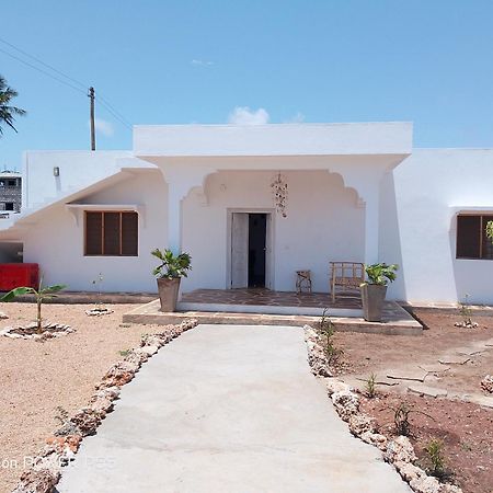 Red Land House Bed & Breakfast Watamu Exterior photo