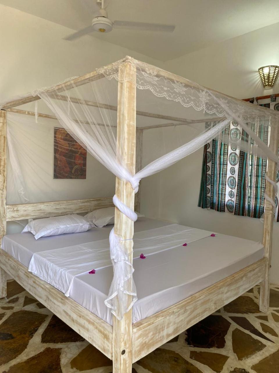Red Land House Bed & Breakfast Watamu Exterior photo