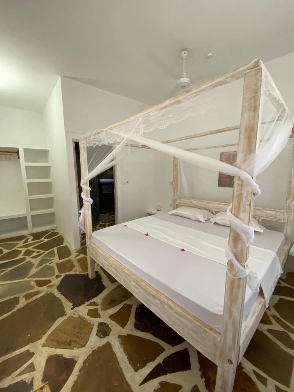 Red Land House Bed & Breakfast Watamu Exterior photo